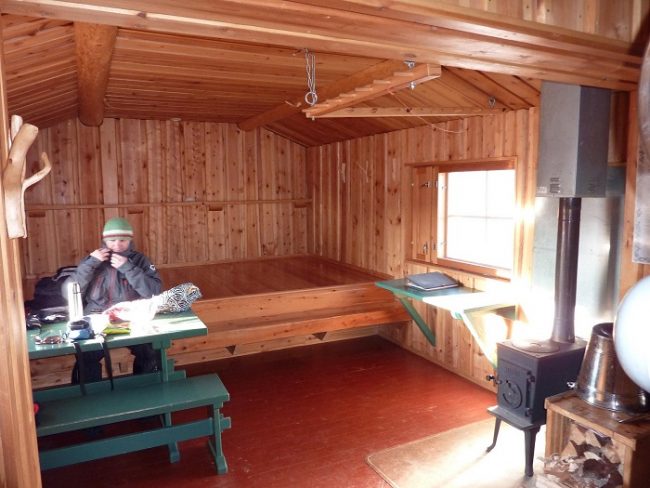 Interior del refugio Meekonjärvi 