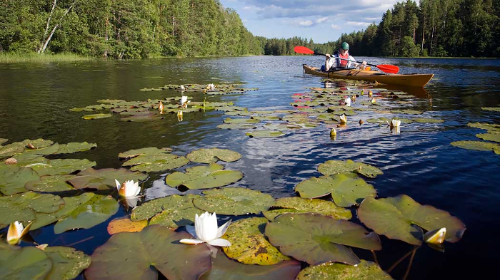 Kajak-en-el-lago-Isojarvi_fotoMarkusSirkka-NationalParks