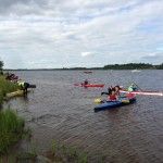 Agrupación de kayaks durante la travesía del Kemijoki Experience 2014