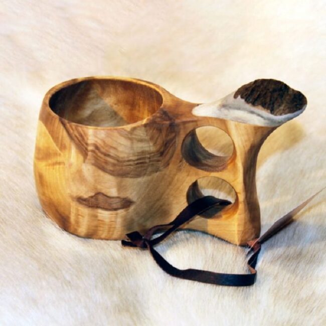 Kuksa-con-decoración-de-cuerno-de-reno_fotoSarvestaSaparoon