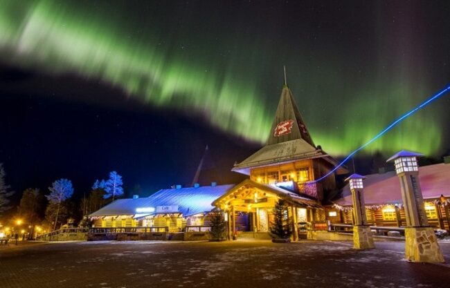 La-Aurora-Boreal-vista-desde-el-pueblo-de-Papá-Noel_fotoSantaClausVillage