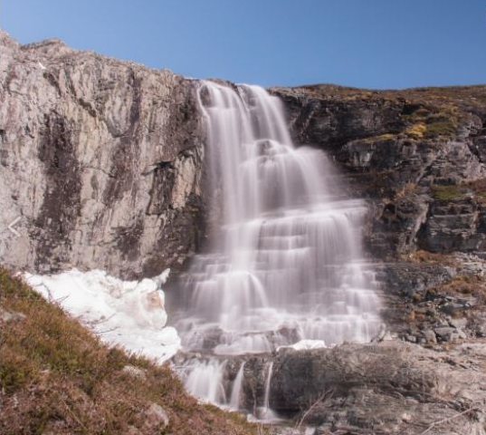 La cascada Kitsi (Kitsiputous) en verano