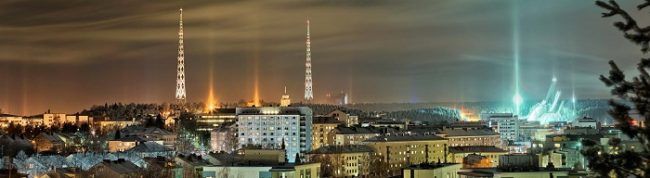 La ciudad de Lahti. Al-fondo tres de los trampolines de salto de esquí