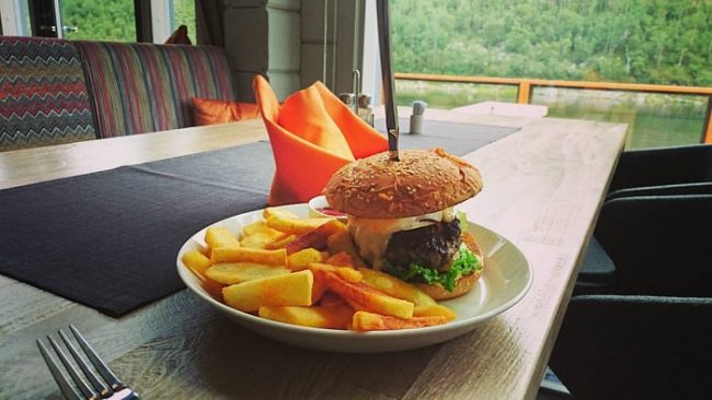 La famosa hamburguesa Aitti del restaurante Deatnu en Utsjoki 