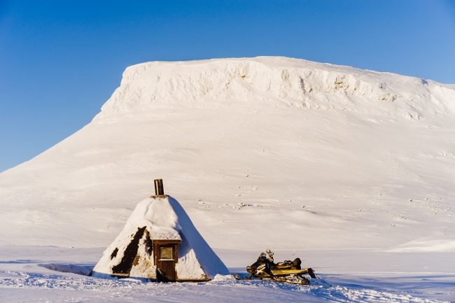 La montaña de Saana en invierno desde una cabaña en el lago Saanajärvi 