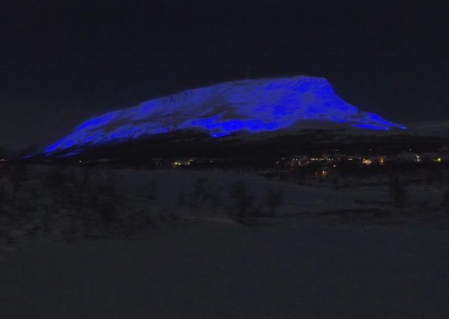 La montaña de Saana iluminada para conmemorar los 100 años de Independencia de Finlandia