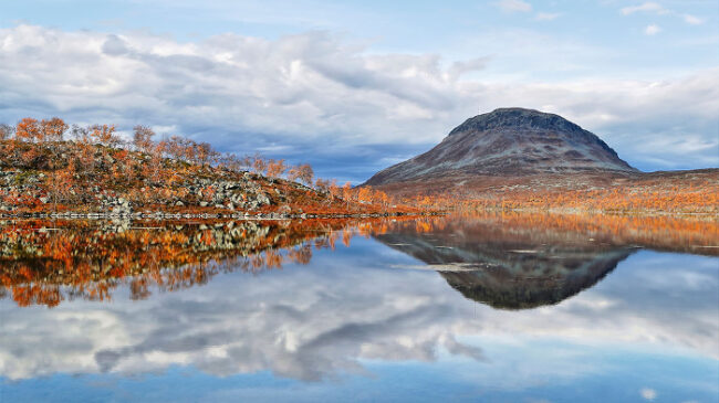 La-montaña-de-Saana-domina-el-valle-donde-se-ubica-el-pueblo-de-Kilpisjärvi_fotoIsmoPekkarinen-NationalParks