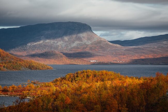 La-montaña-Saana-en-Kilpisjärvi-durante-el-otoño_fotoJuliaKivelä-VisitFinland