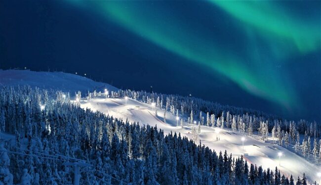 La-pista-principal-de-Levi-iluminada-y-con-la-Aurora-Boreal_fotoDiscoveringFinland