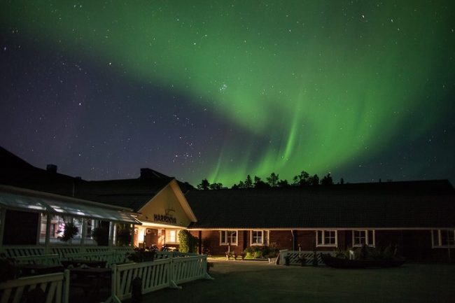 La recepción del hotel Harriniva bajo la Aurora Boreal