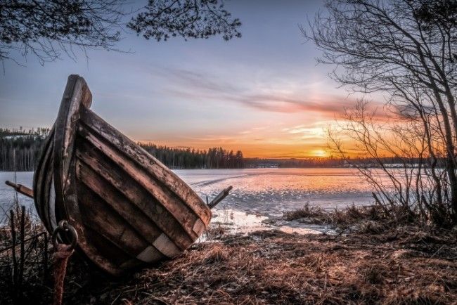 Lago con una fina capa de hielo 