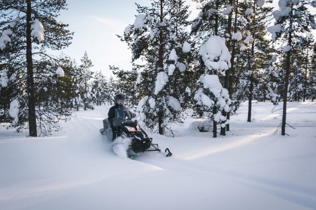 Las motos de nieve eléctricas también aportan buenas sensaciones conduciendo en nieve profunda 