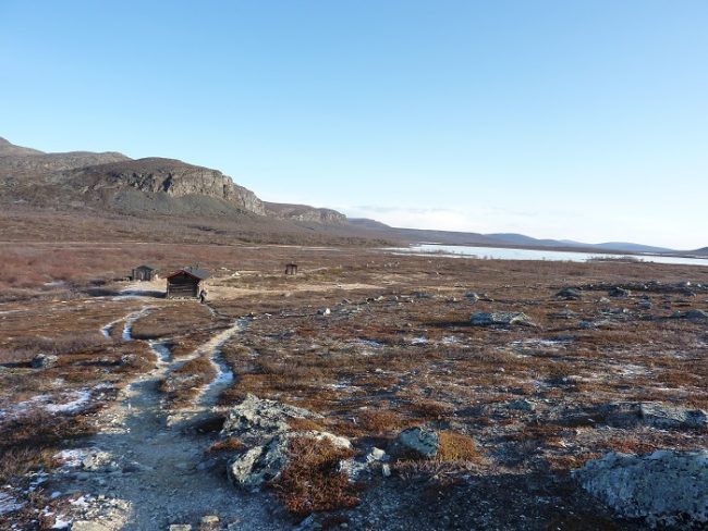 Llegando al refugio Meekonjärvi en otoño 