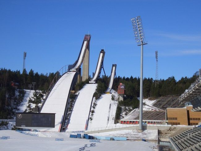 Los trampolines grandes de la estación de esquí de Lahti