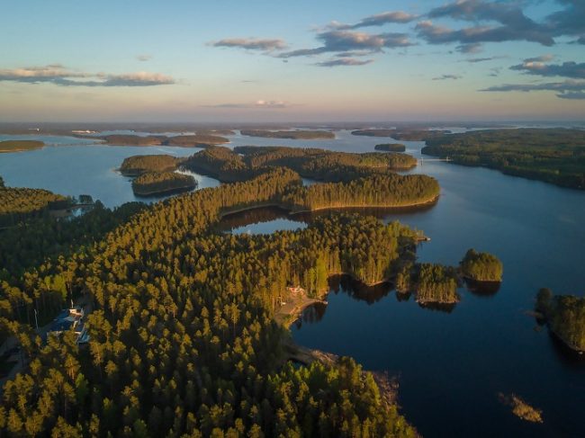 Lugar paraíso donde se ubica el Hotel Punkaharju en la orilla del lago Saimaa en Finlandia 