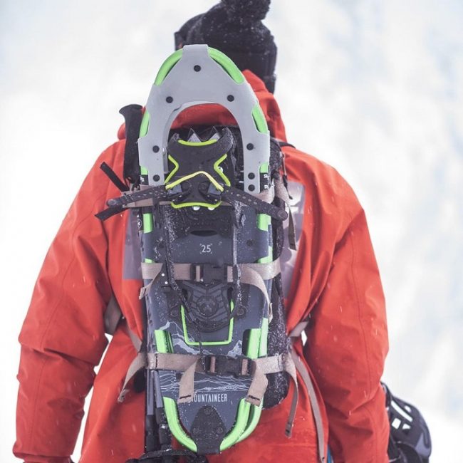 Manera de transportar las raquetas de nieve 