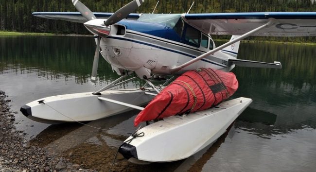 Manera para cargar una canoa en un hidroavión 