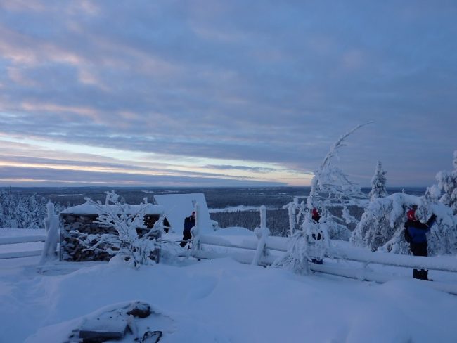 Maravillosa la vista desde la mina de amatista en la montaña de Lampivaara 