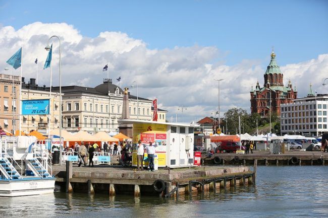 Mercado del puerto de-Helsinki. Al fondo la catedral ortodoxa. La Iglesia Roja 