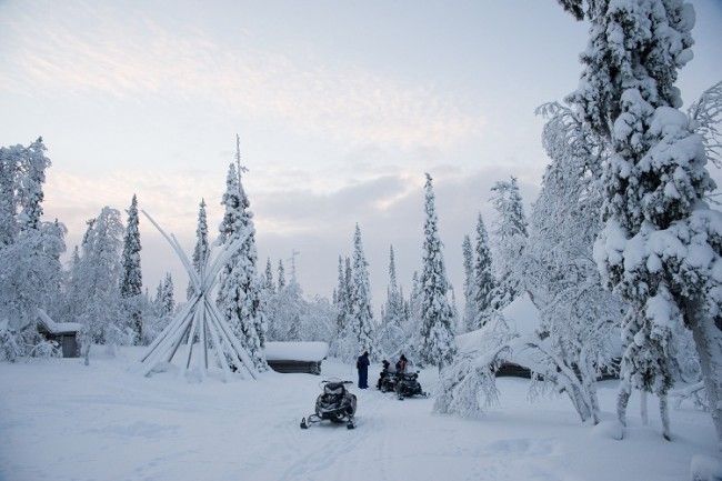 Motos de nieve en Saariselkä, foto: VisitFinland.