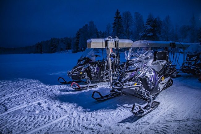 Motos de nieve eléctricas en-su lugar de carga 