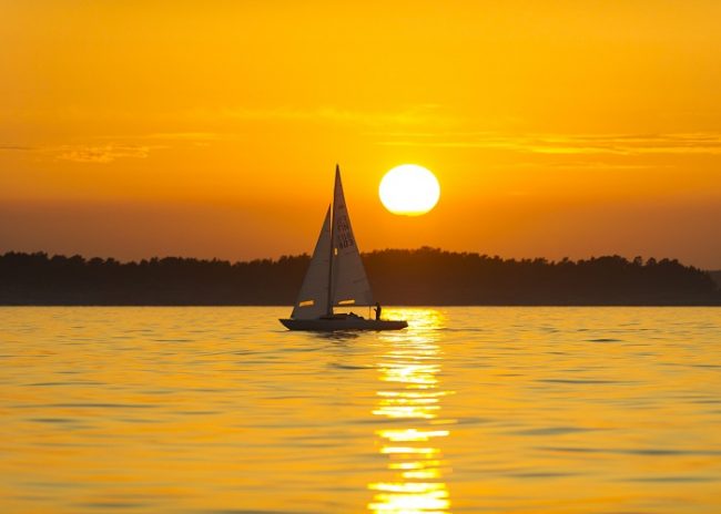 Muchos finlandeses optan por celebrar el solsticio de verano navegando 