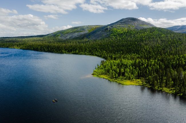 Navegando en canoa en uno de los lagos que hay en la zona de Äkäslompolo y Ylläs 