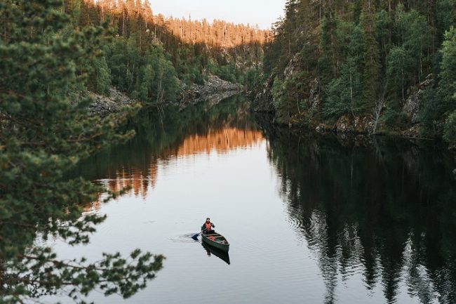 Navengando con canoa en algún lugar del Parque Nacional de Hossa 