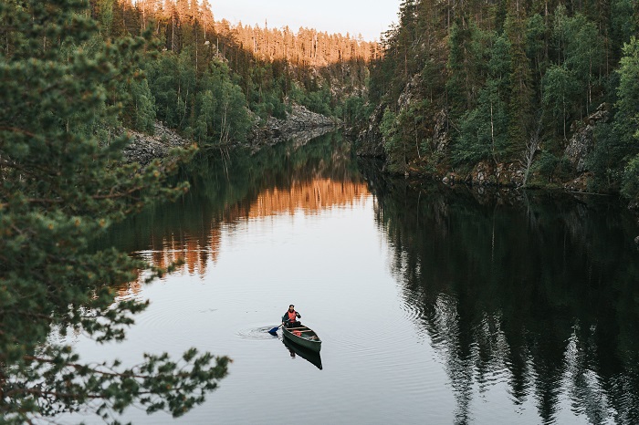 Navengando con canoa en algún lugar del Parque Nacional de Hossa