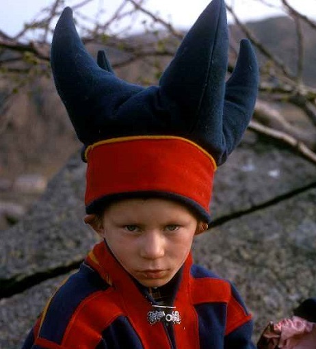 Niño-Sami-con-el-sombrero-de-los-cuatro-vientos_fotoLudoKuipers-Ozoutback