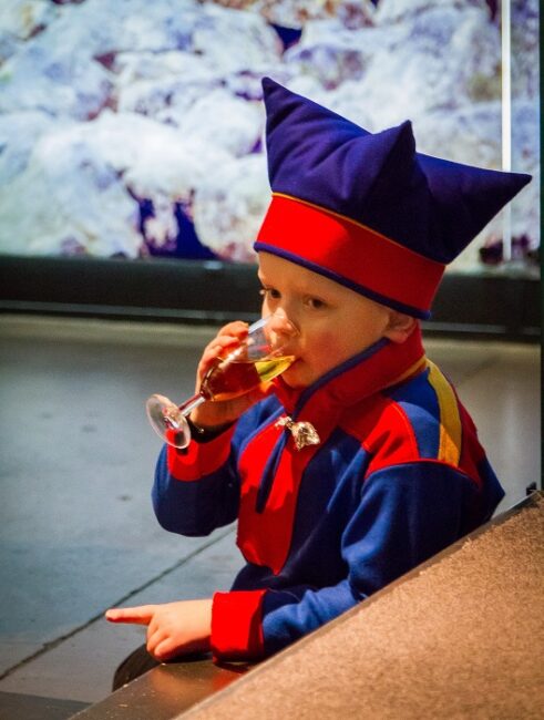 Niño-Sami-de-Inari-con-el-sombrero-de-los-cuatro-vientos_fotoKiaOlin-Siida