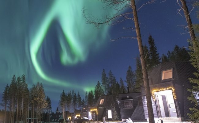 No hay mayor espectaculo que ver la Aurora Boreal cubriendo el cielo desede el interior de las cabañas de cristal 