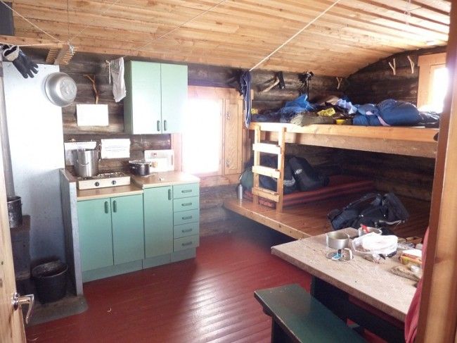 Interior de un refugio-libre en Finlandia.