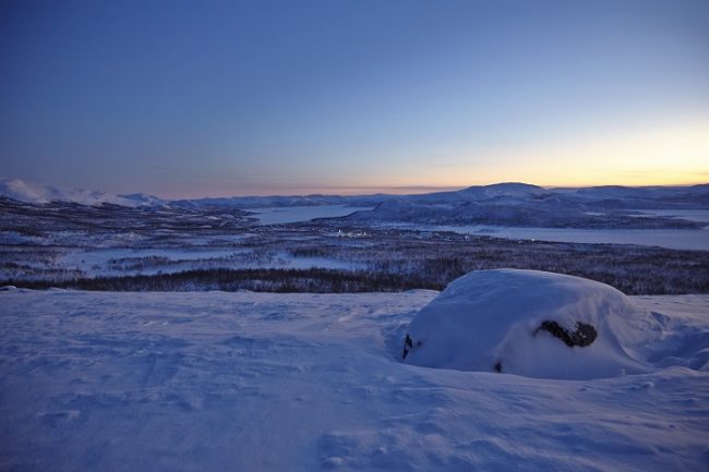 Paisajes de postal. Al-fondo se pueden ver las luces de Kilpisjärvi 