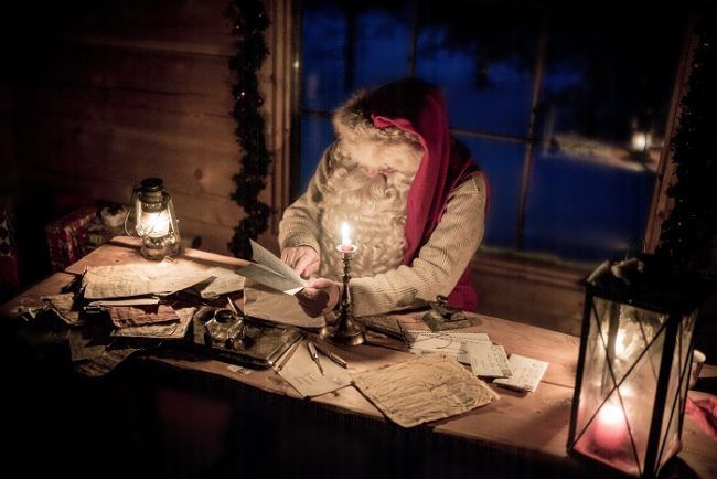 Papá Noel leyendo las cartas que le envían los niños 