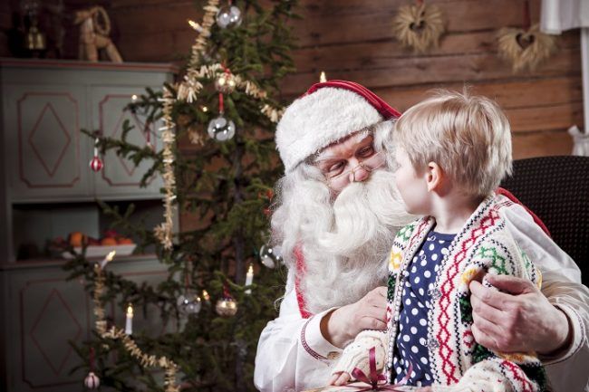 Papá Noel recibe visitas en su oficina 