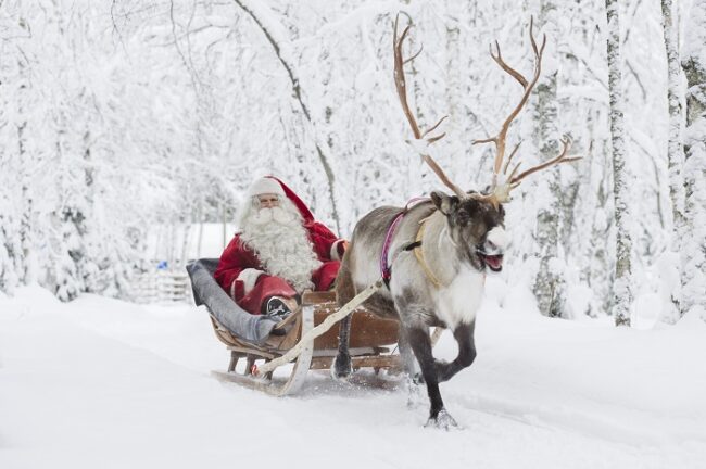 Papá-Noel-con-su-reno-Rodolfo_fotoJuhoKuva-VisitFinland