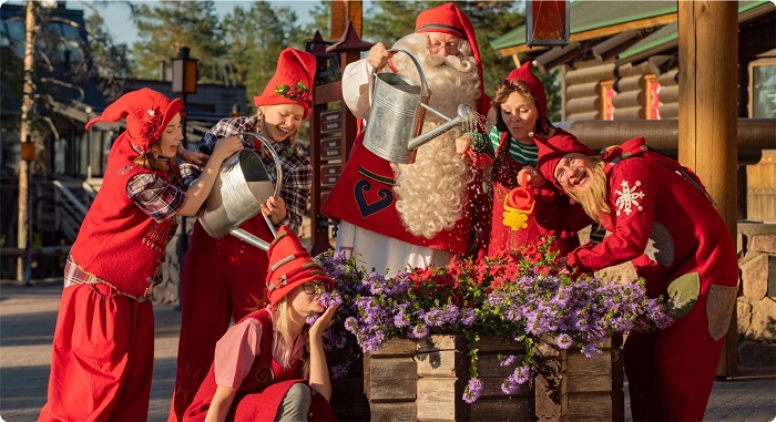 Papá-Noel-y-los-Elfos-en-el-pueblo-de-Papá-Noel_fotoSantaClausVillage