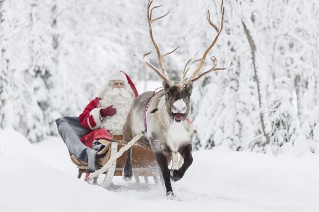 Papá-Noel-y-su-reno-Rudolf_fotoJuhoKuva-VisitFinland