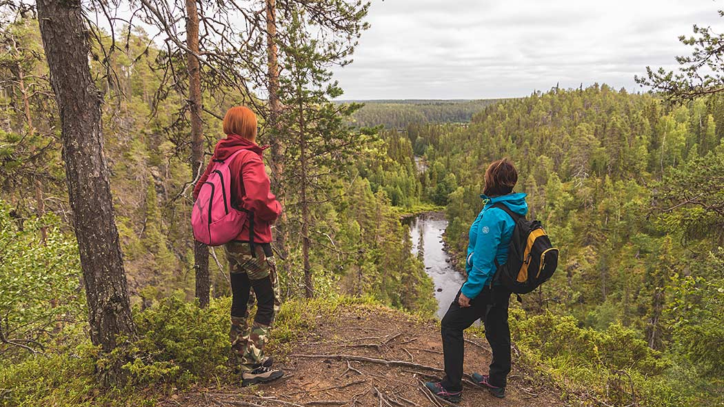 Pareja-de-excursionistas-en-el-Parque-Nacional-de-Oulanka-cerca-de-Ruka_fotoHeikkiSulander-NationalParks