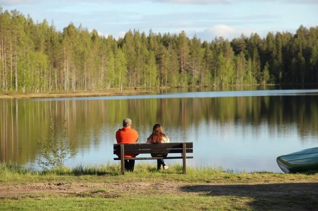 Pareja-disfrutando-de-la-tarde-en-Korvala_fotoKorvala