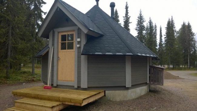 Parte frontal de la cabaña Aurora Hut en Pyhä Asteli