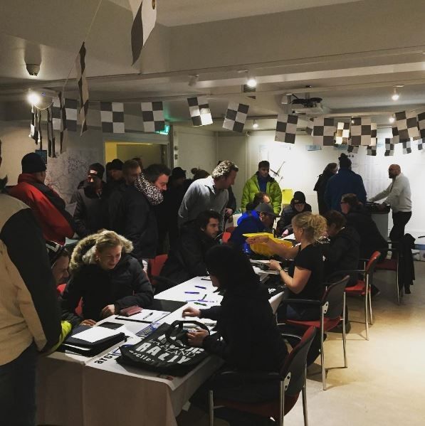 Participantes durante el registro en la sala de control del hotel Pohjanhovi 