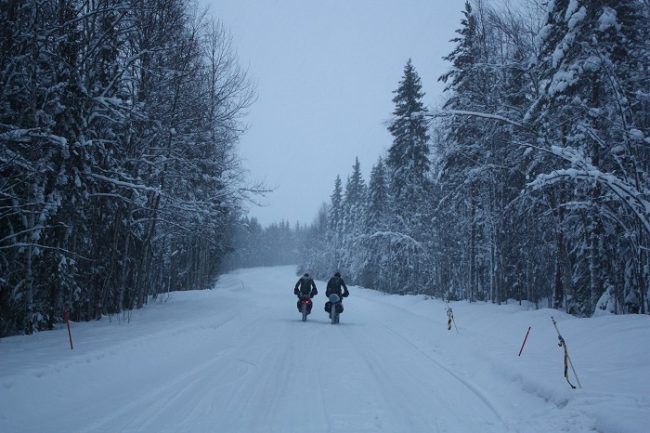 Participantes en una de las carreteras por donde atraviesa el circuito de la Rovaniemi150 