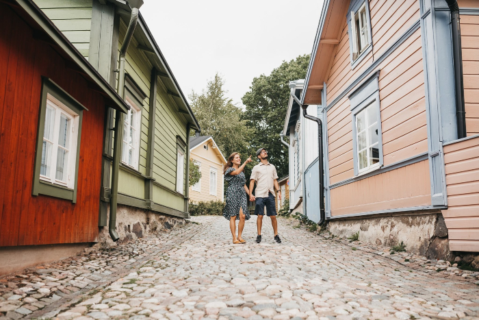 Paseando por el barrio antiguo de la ciudad de Porvoo