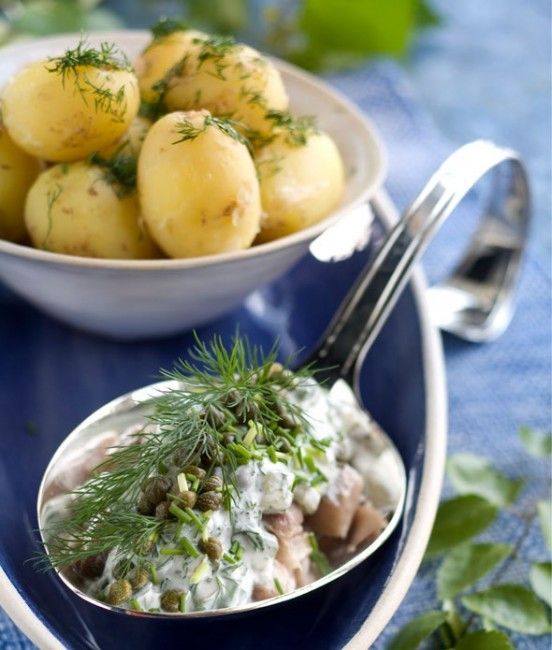 Patatas con pescado blanco salsa de eneldo y alcaparras 