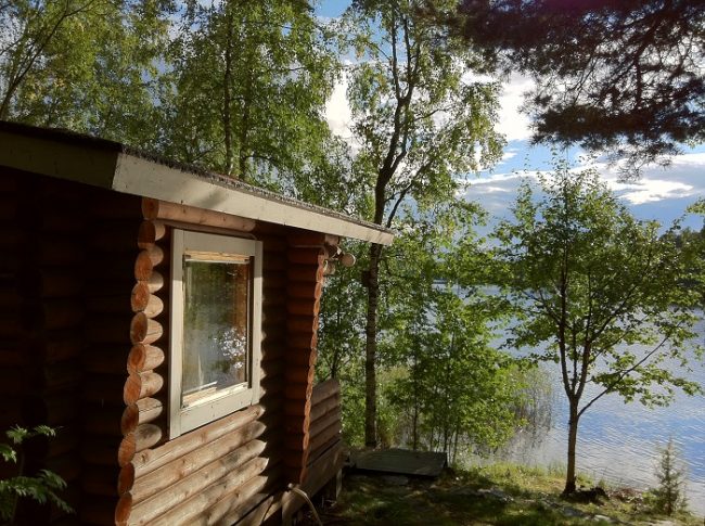 Pequeña cabaña a orillas del lago Päijänne el segundo más grande de Finlandia 