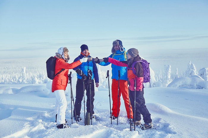 Pequeño-descanso-durante-una-excursión-con-raquetas-de-nieve_fotoPyhä-Luosto