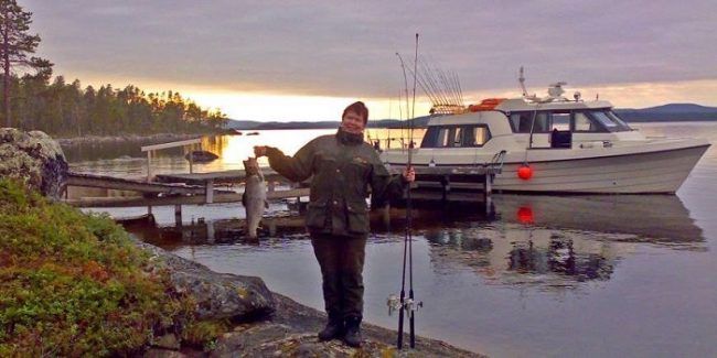 Pesca del día trucha del lago Inari