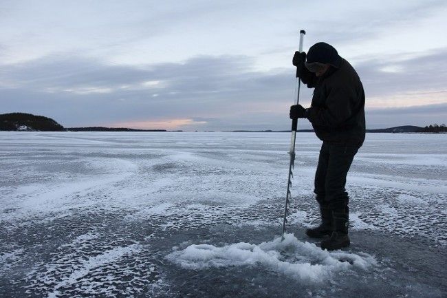 Pesca en el hielo en el lago Inari